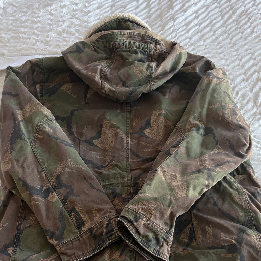 Abercrombie & Fitch Men's Green and Brown Camo Puffer Jacket - Picture 3 of 11